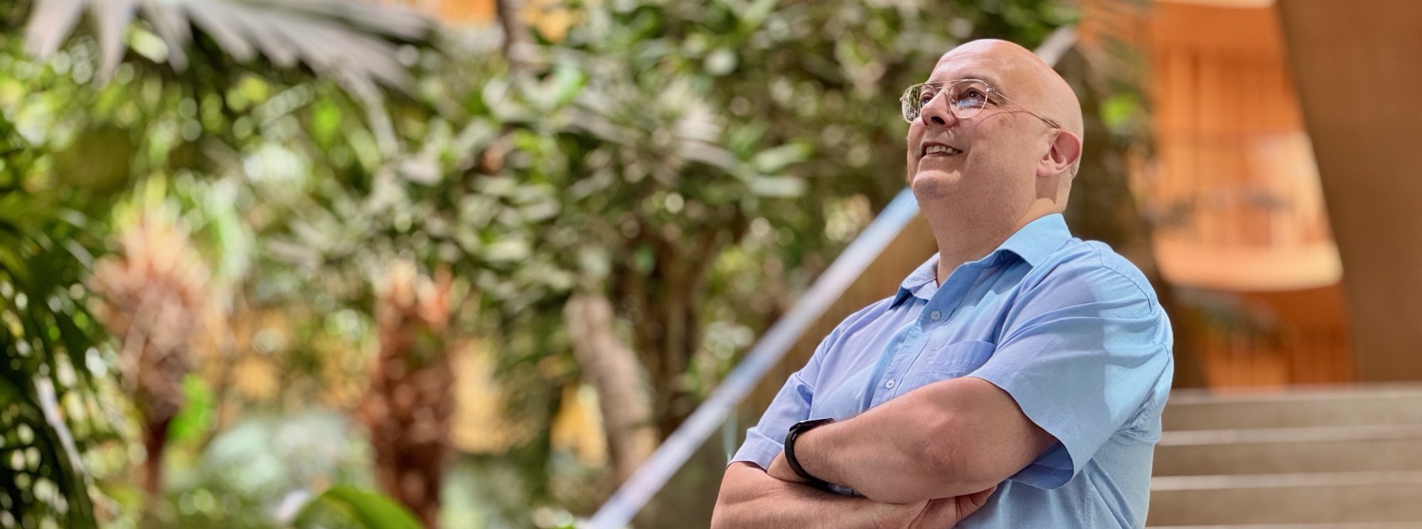 Michael van Leeuwen in een atrium met planten