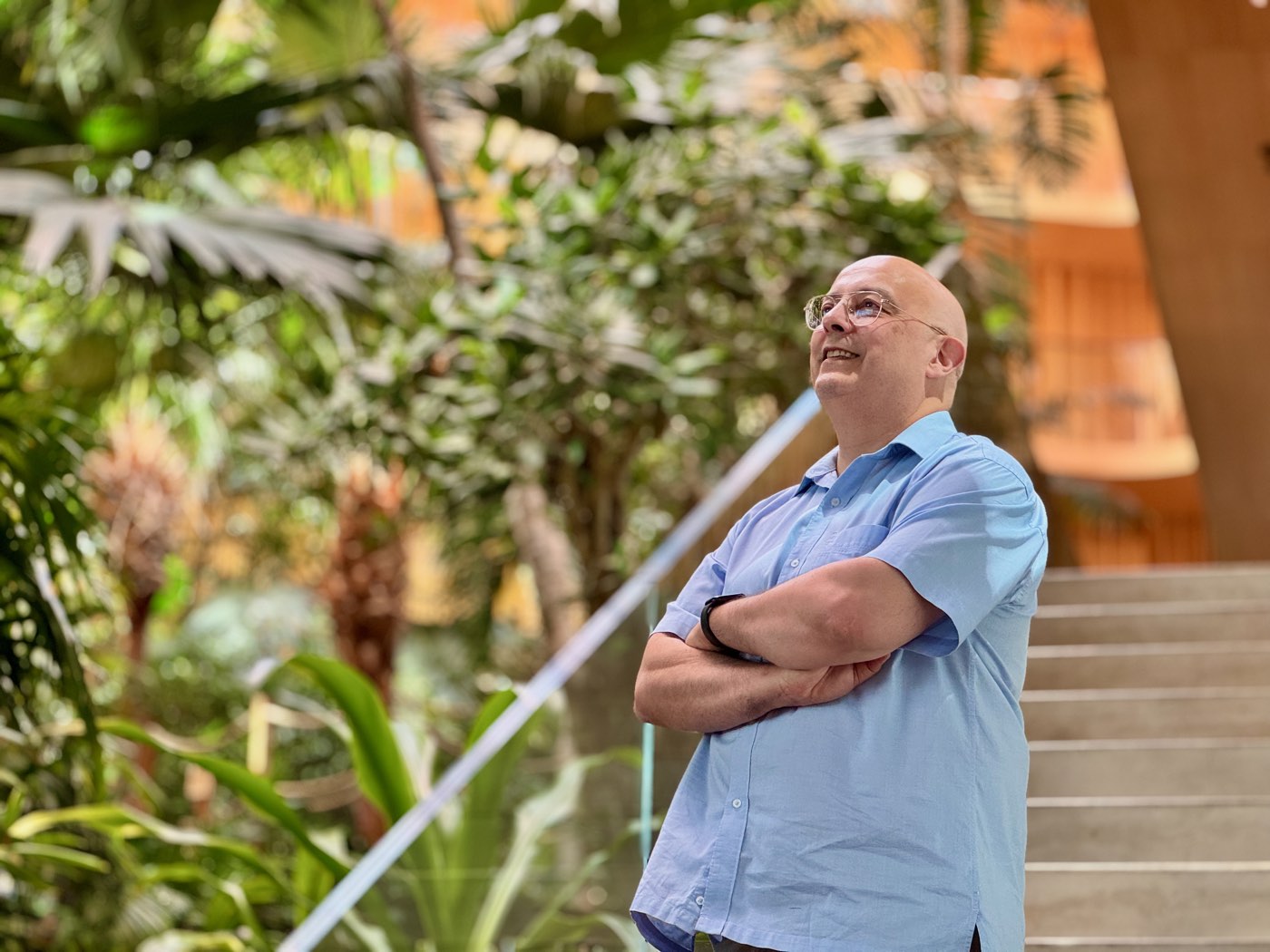 Michael van Leeuwen op de trap in een atrium met planten