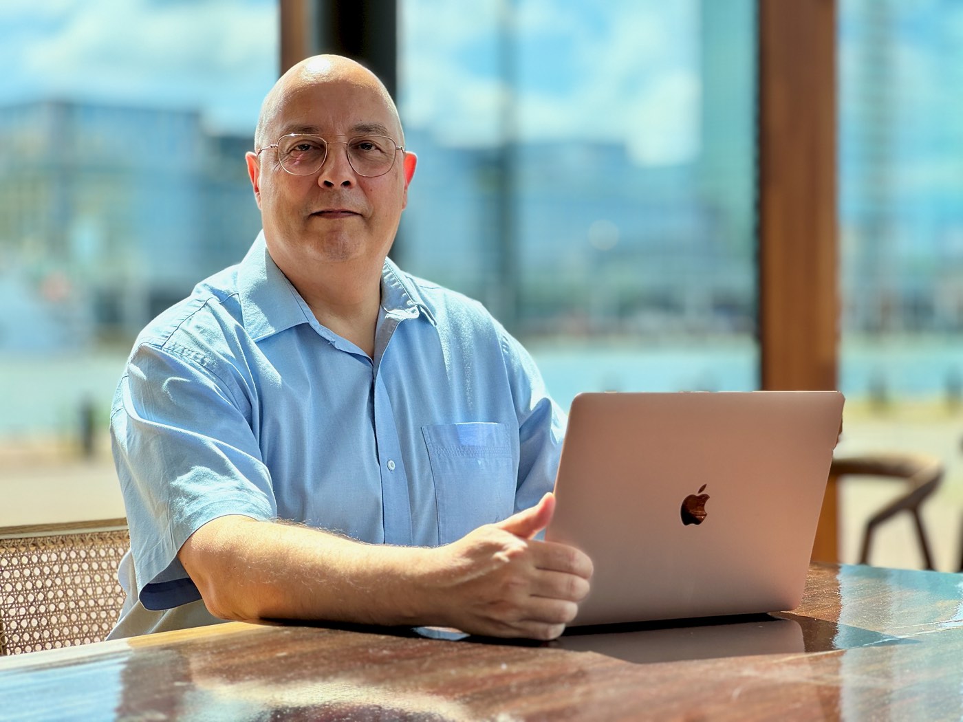 Michael van Leeuwen aan het werk achter zijn laptop