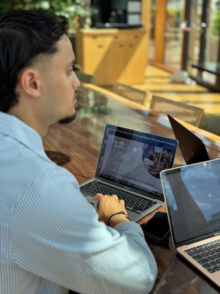 Nardi van Leeuwen aan het werk achter zijn laptop